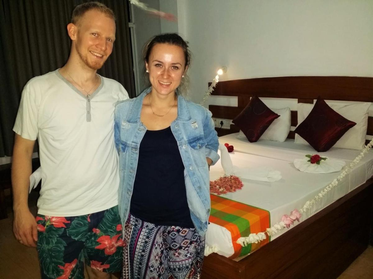 Maple Leaf Hotel Негомбо Екстериор снимка