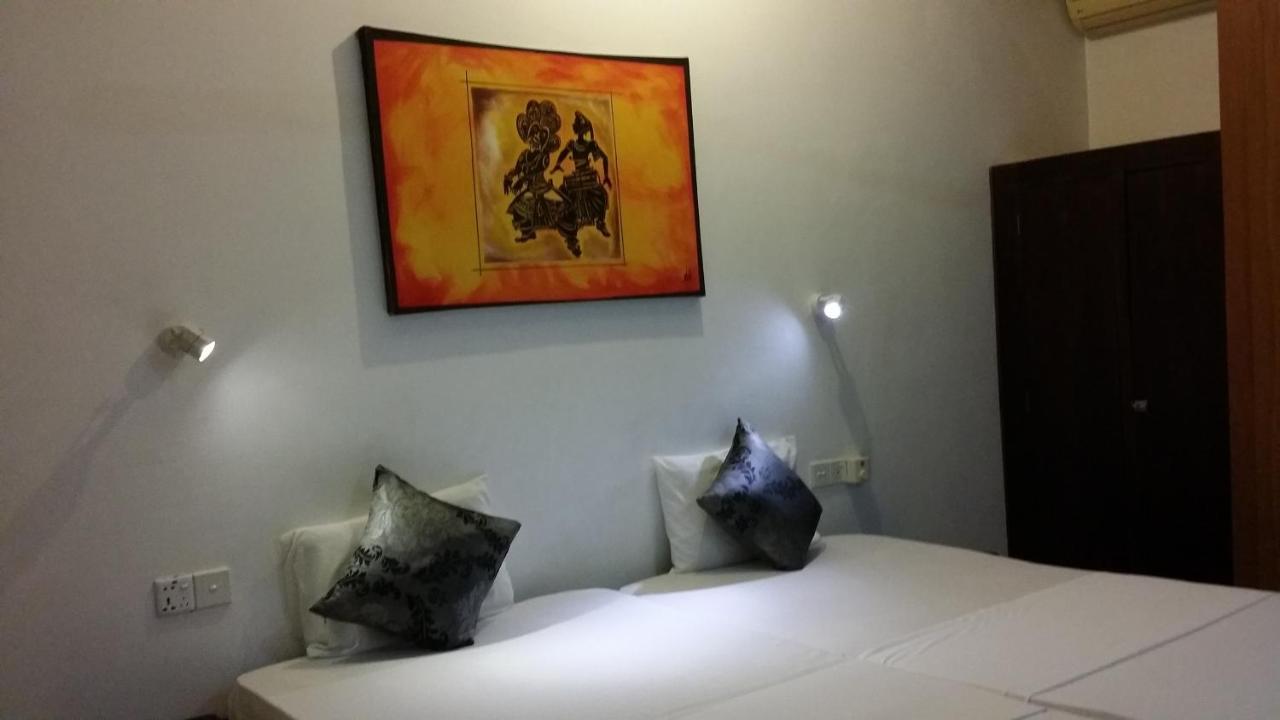 Maple Leaf Hotel Негомбо Екстериор снимка
