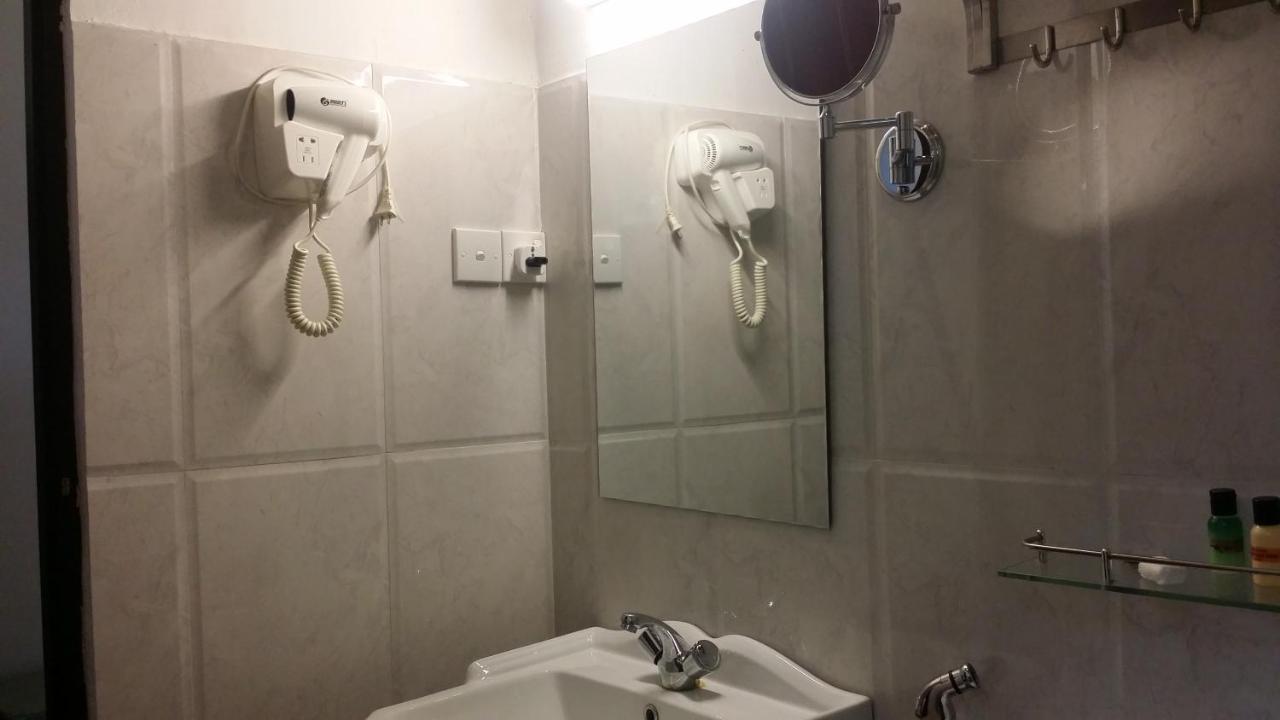 Maple Leaf Hotel Негомбо Екстериор снимка