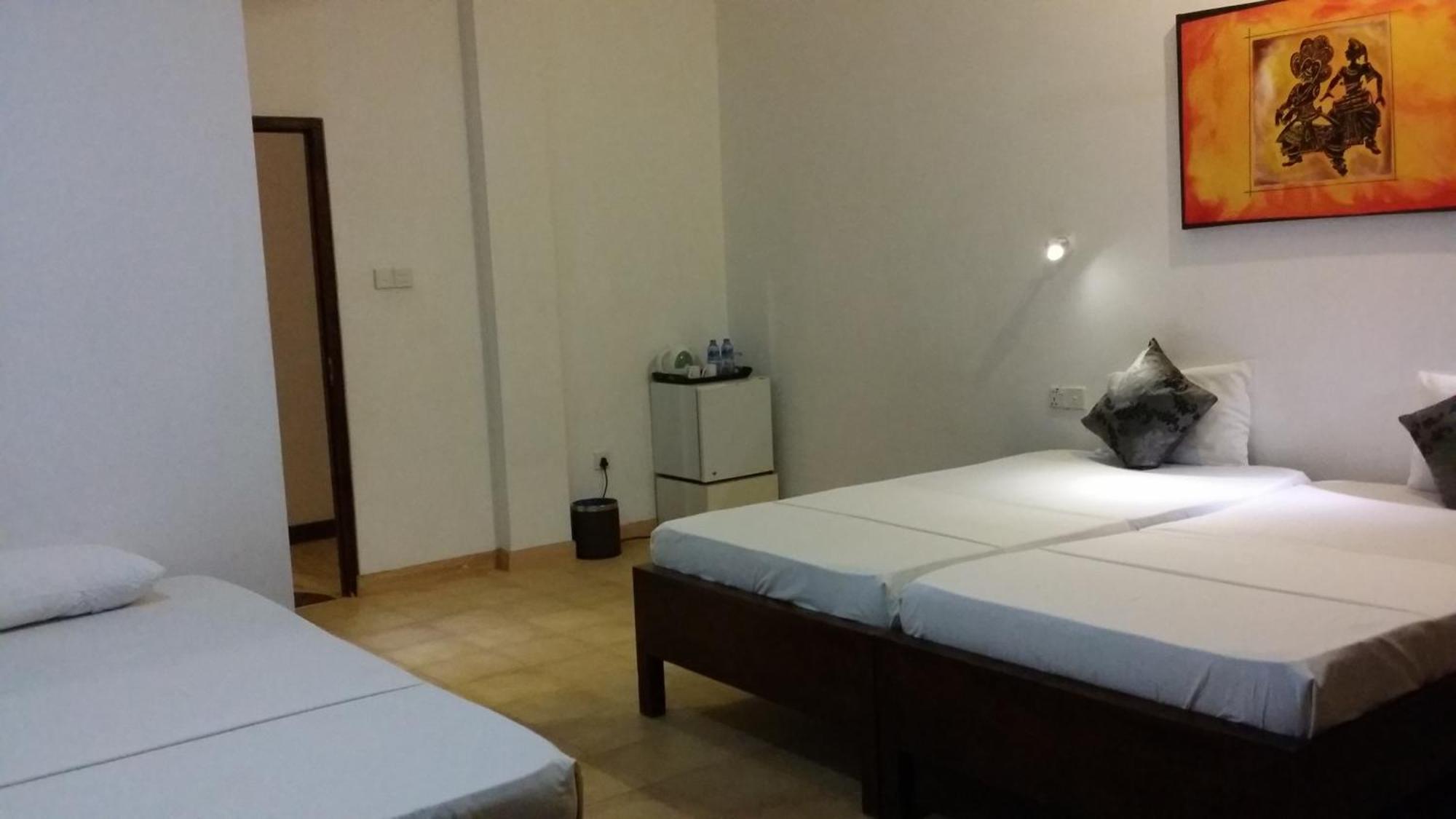 Maple Leaf Hotel Негомбо Екстериор снимка